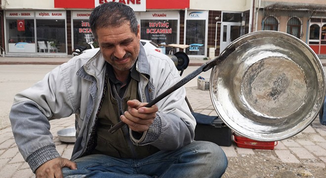 Görme engelli oğluyla birlikte geçimini kalaydan sağlıyor