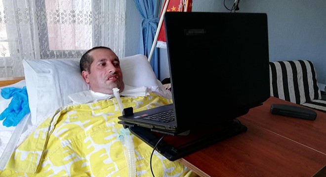 Göz hareketleriyle kumanda ettiği bilgisayar ile hayata bağlandı