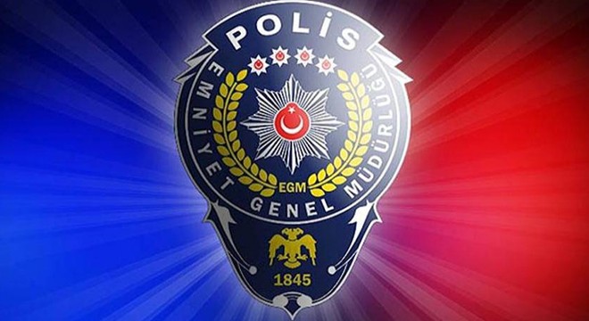 Gözaltı işlemine tepki gösterenler ile polis arasında arbede