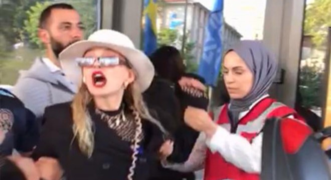 Gözaltına alınınca polis merkezini birbirine kattı