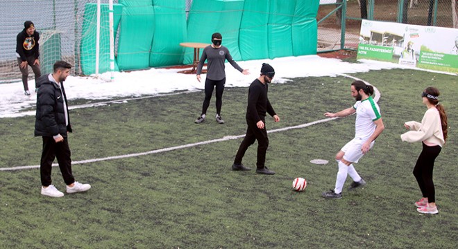 Gözlerini bağlayarak görme engellilerle maç yaptılar