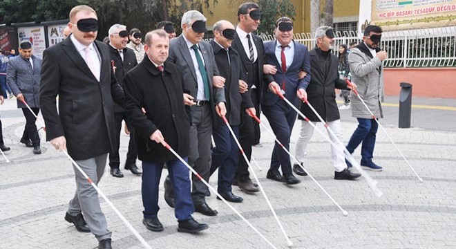 Gözlerini bağlayıp 'beyaz baston' ile yürüdüler