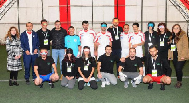 Gözlerini bağlayıp, görme engellilerle maç yaptılar