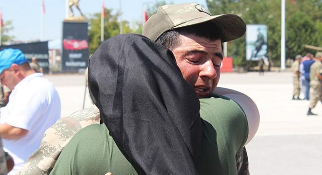 Gözyaşı döken 'öksüz' askeri, 'Ben de annenim' diyerek teselli etti
