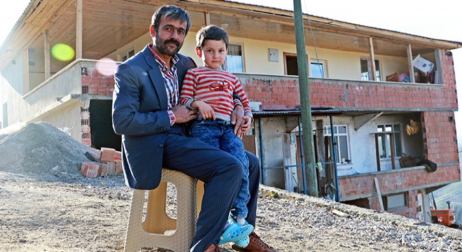 Gözyaşlarına boğulan o babanın artık yüzü gülüyor