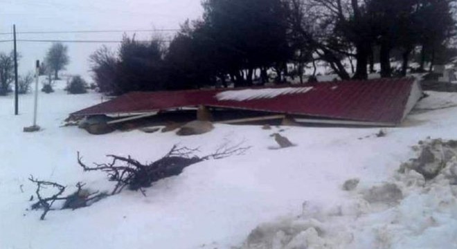 Gülnar'da çatılar uçtu, okullar tatil edildi