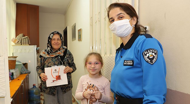 Gülter Teyze'ye sürpriz doğum günü kutlaması