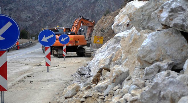 Gümüşhane- Trabzon karayolunda heyelan
