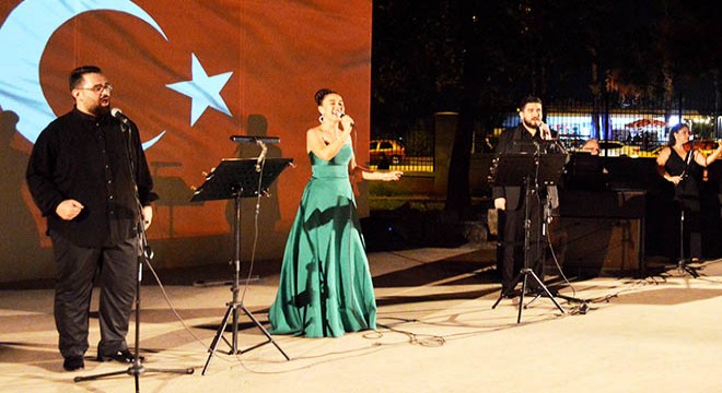 Gün batımında müzik keyfi