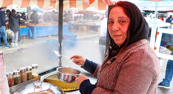 Günde 60 lirayla 3 çocuk okutuyor