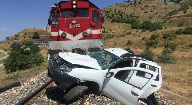 Güney Ekspresi, hafif ticari araca çarptı: 1 ölü, 2 yaralı