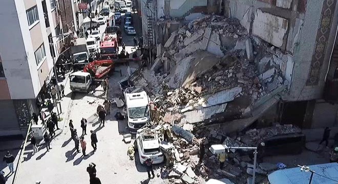 Güngören'de bina araçların üzerine çöktü
