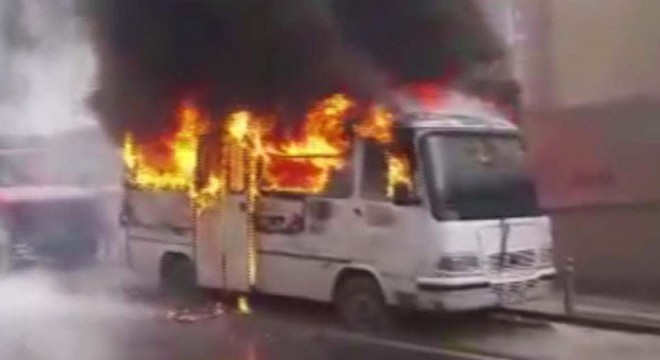 Güngören'de servis aracı alev alev yandı
