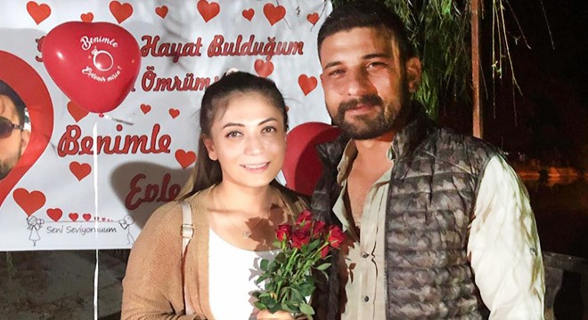 Güreşçiden sevgilisine pankartlı sürpriz evlenme teklifi