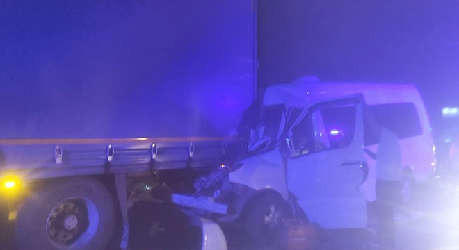 Güreşçileri taşıyan minibüs TIR'a çarptı: 9 yaralı