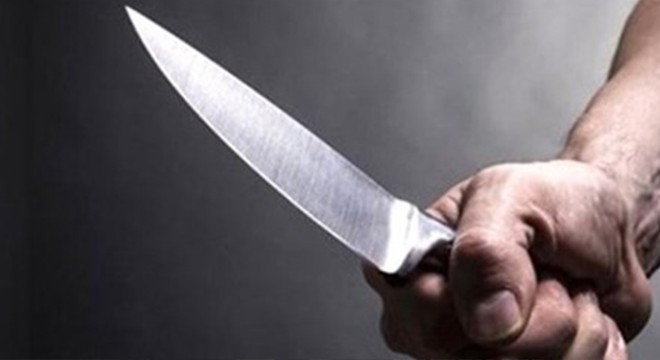 Gürültü yapan gençleri bıçakla kovaladı