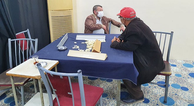 Güvenlik kameralı kahvehanede kumar oynayan 30 kişiye ceza