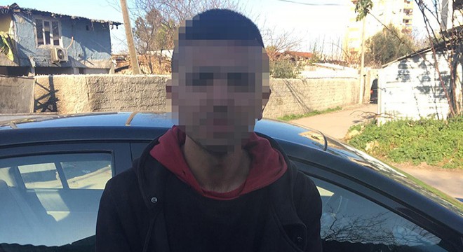 Güvenlik kamerasını gören hırsız, yüzünü kapatmaya çalıştı