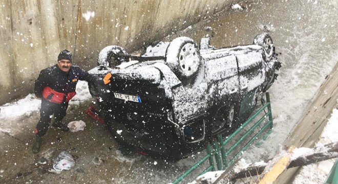 Güvenlik korucularını taşıyan araç dereye uçtu: 5 yaralı