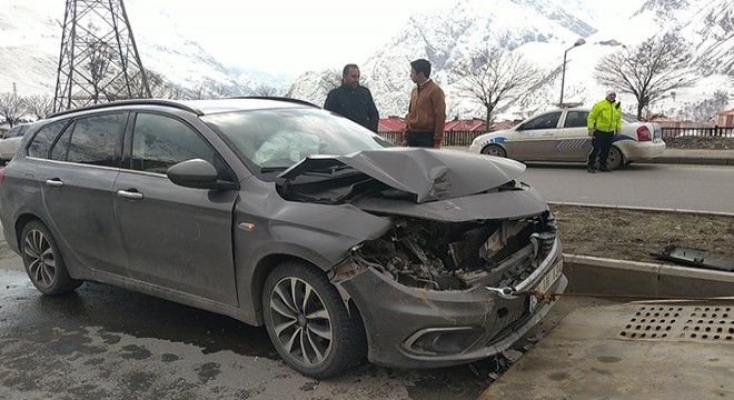HDP'li vekilin otomobili, minibüse çarptı: 2 yaralı