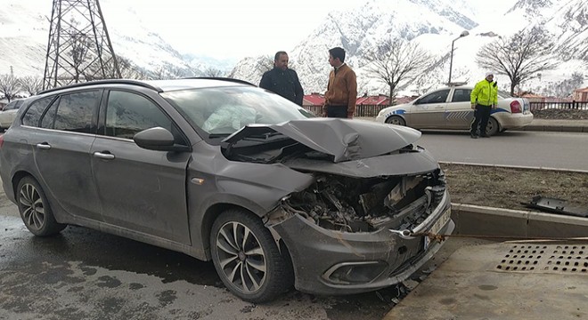 HDP li vekilin otomobili, minibüse çarptı: 2 yaralı