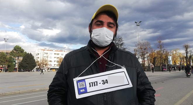 HES kodunu plaka yapıp boynuna astı