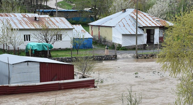 Habur Çayı taştı; 2 köy su altında