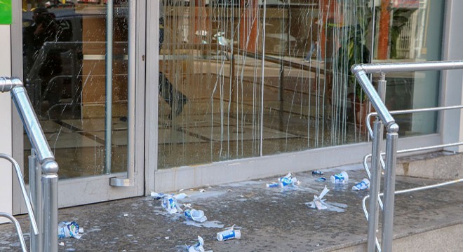 Haciz işlemi başlatan bankanın camlarına yumurta ve ayran attı
