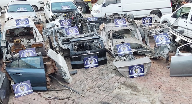 Hacizli ve çalıntı araçları parçalarken suçüstü yakalandı