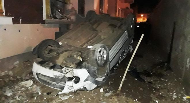 Hafif ticari araç apartman boşluğuna düştü: 2 yaralı