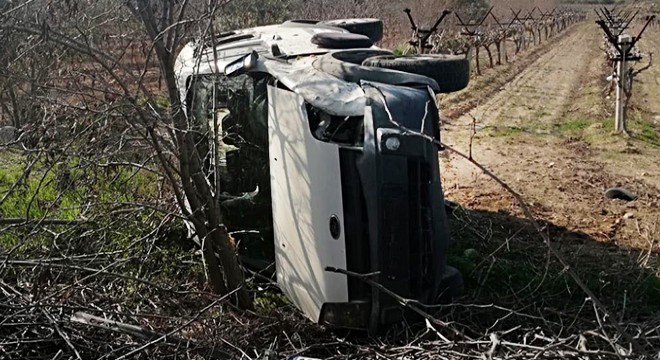 Hafif ticari araç devrildi: 2'si çocuk, 4 yaralı