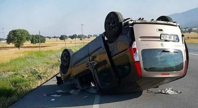 Hafif ticari araç devrildi: 5 yaralı