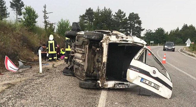 Hafif ticari araç devrildi: 6 yaralı