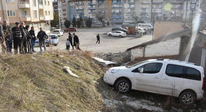 Hafif ticari araç, evin bahçesine uçtu; sürücü bulunamadı