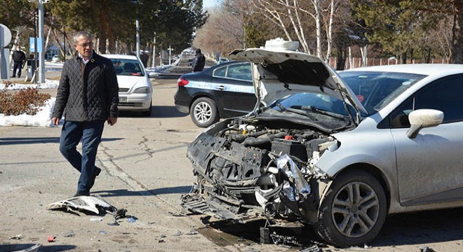 Hafif ticari araç ile otomobil çarpıştı: 3 yaralı