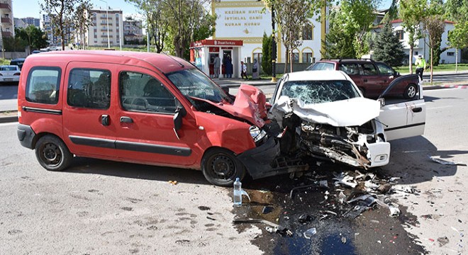 Hafif ticari araç ile otomobil çarpıştı: 4 yaralı