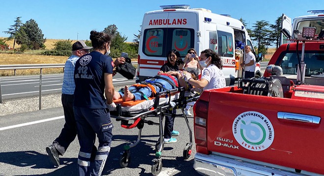 Hafif ticari araç ile otomobil çarpıştı: 5 yaralı