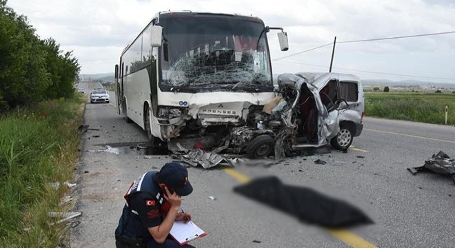 Hafif ticari araç, işçi otobüsüne çarptı: 1 ölü, 2 yaralı
