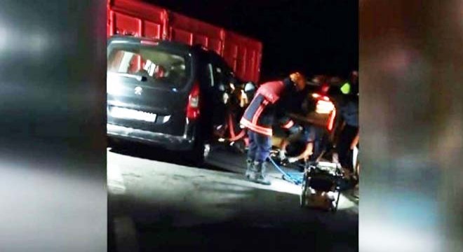 Hafif ticari araç kamyona çarptı: 3 ölü