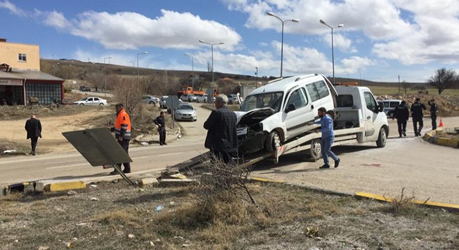 Hafif ticari araç kamyonla çarpıştı: 4 yaralı