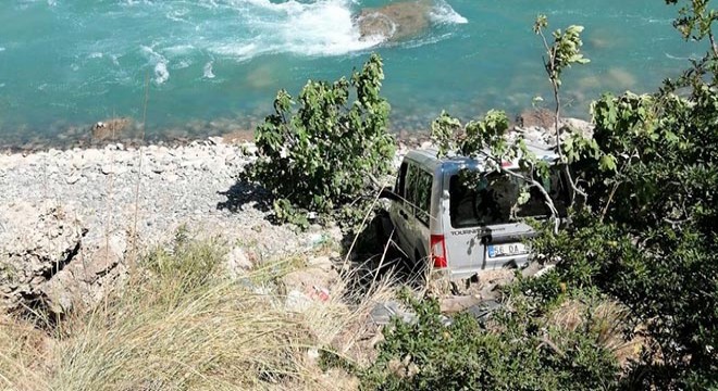 Hafif ticari araç şarampole devrildi: 3 yaralı