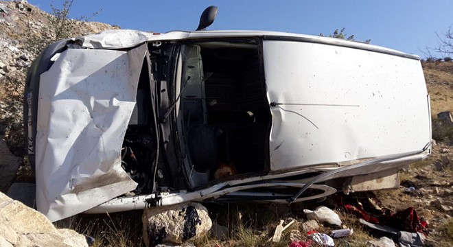 Hafif ticari araç şarampole devrildi: 3 yaralı