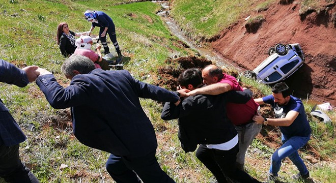 Hafif ticari araç, şarampole uçtu: 6 yaralı