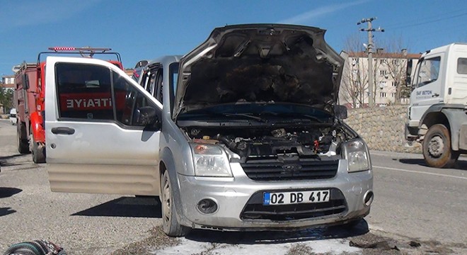 Hafif ticari araç seyir halinde alev aldı
