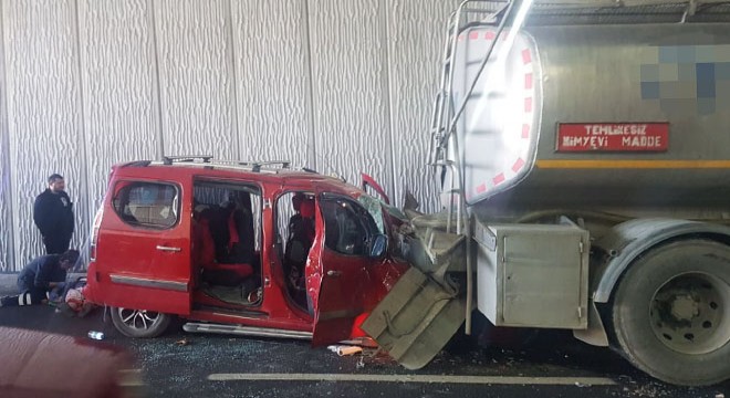 Hafif ticari araç, tankere çarptı: 3 yaralı
