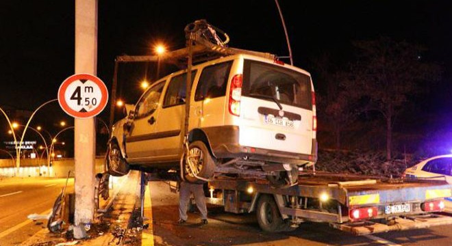 Hafif ticari araç yön levhası direğine çarptı: 1'i ağır,4 yaralı