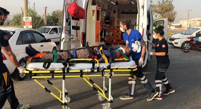 Hafif ticari araca çarpan motosikletli yaralandı
