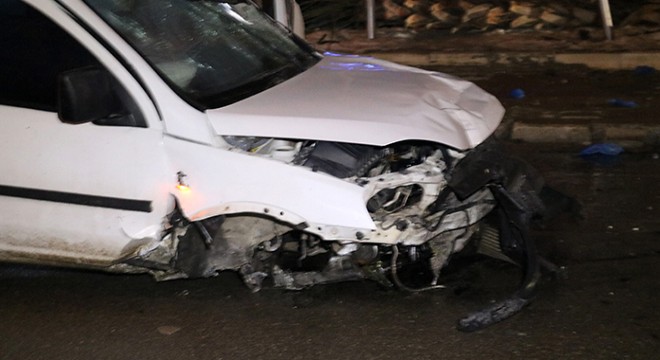 Hafif ticari aracın çarptığı 2 kişiden biri öldü