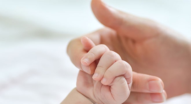 Hafif ticari aracın çarptığı anne ve bebeği yaralandı