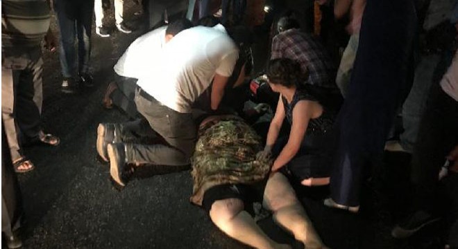 Hafif ticari aracın çarptığı karı koca öldü